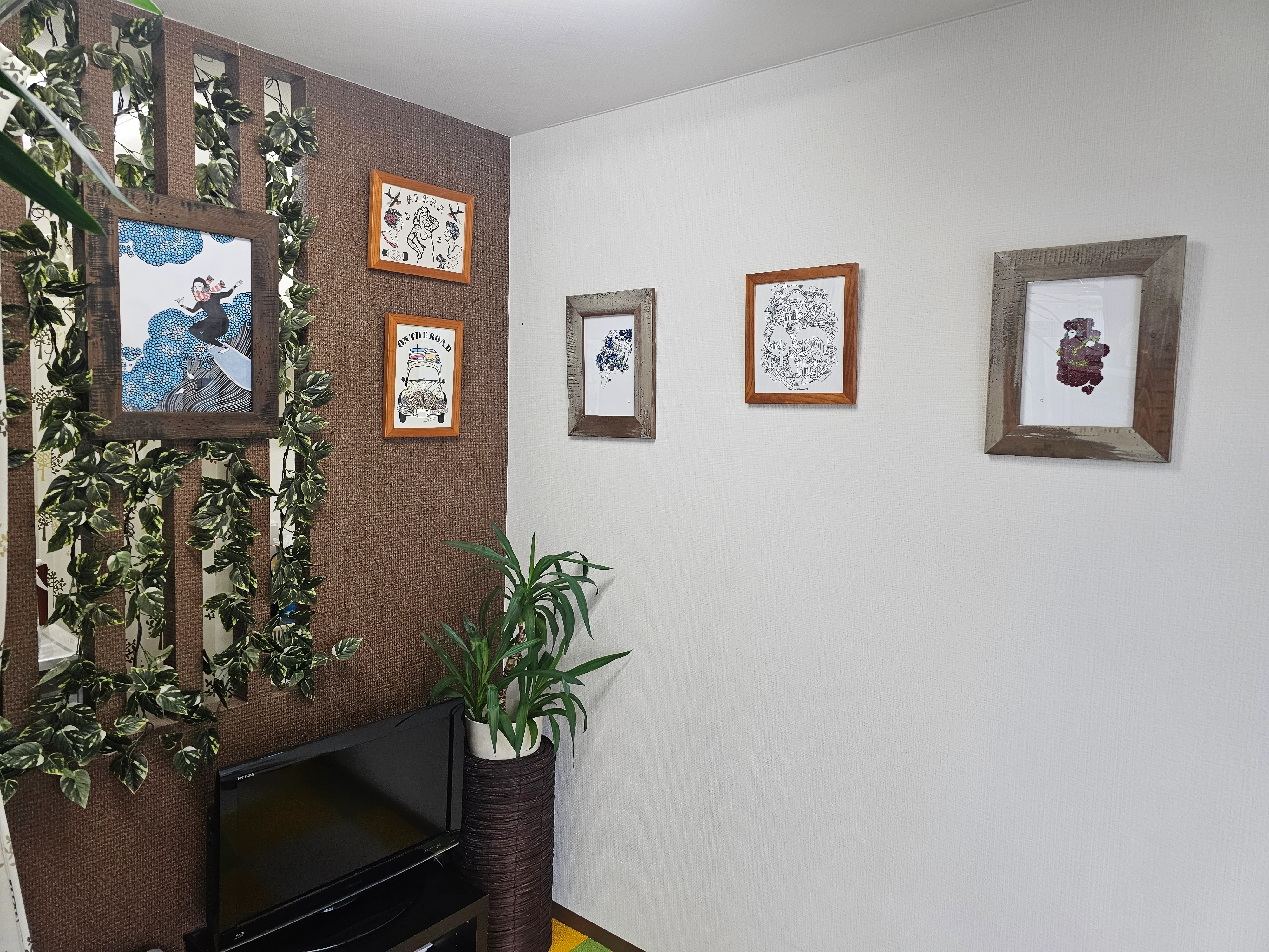 植物と木のフレーム、海のアートを飾った実際の院内